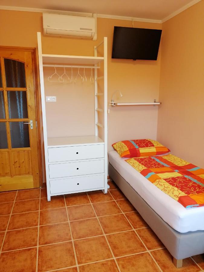 Karpatia Panzio Bed & Breakfast Esztergom Exterior photo