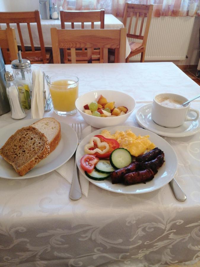 Karpatia Panzio Bed & Breakfast Esztergom Exterior photo