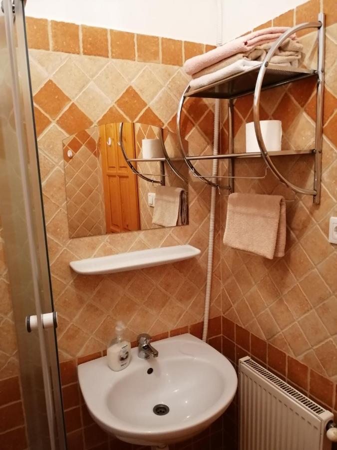 Karpatia Panzio Bed & Breakfast Esztergom Exterior photo