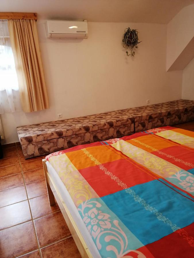 Karpatia Panzio Bed & Breakfast Esztergom Exterior photo